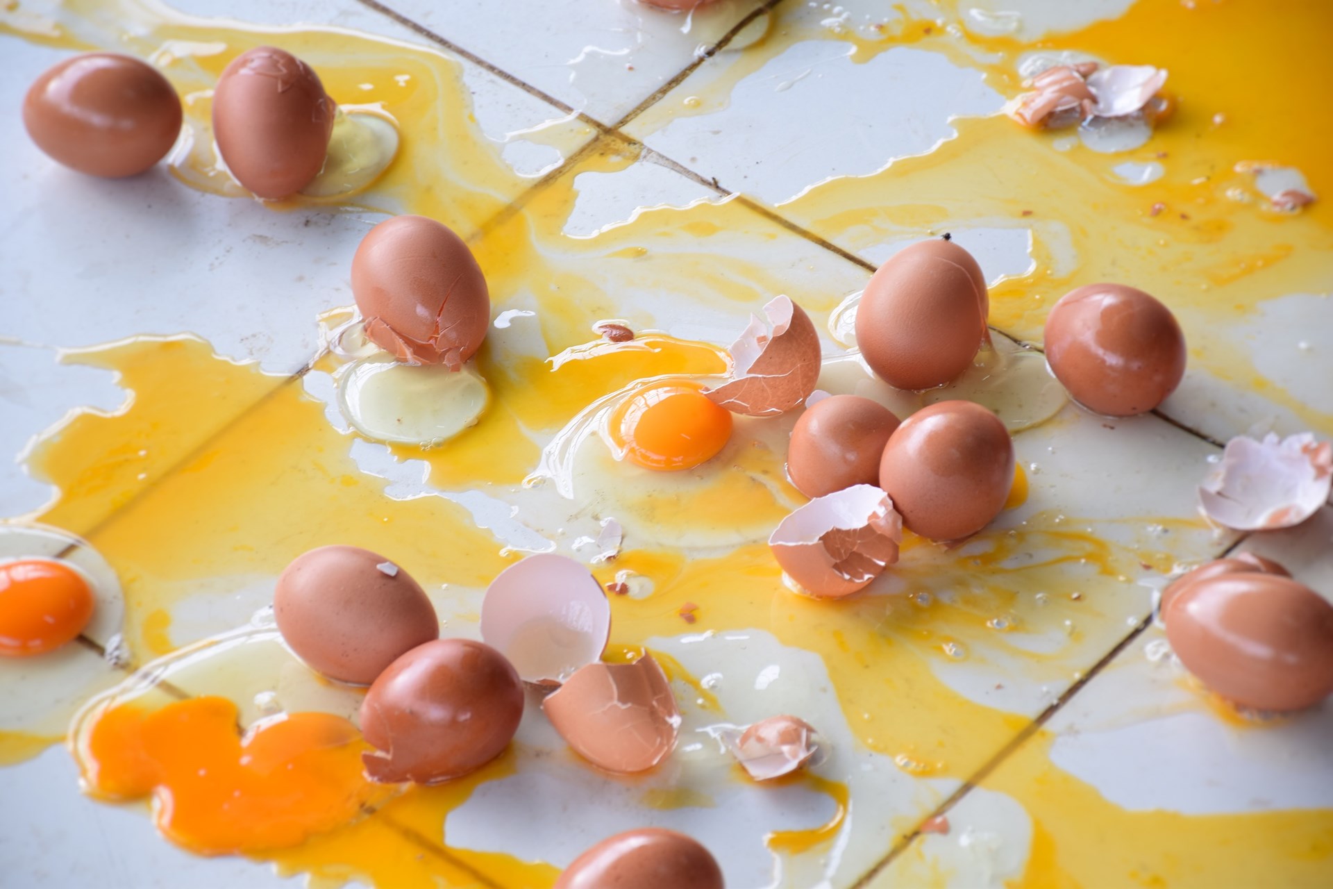 К чему снятся сырые яйца разбивать. Разбитые яйца. Яйцо разбилось. Разбитые куриные яйца. Треснутое яйцо.